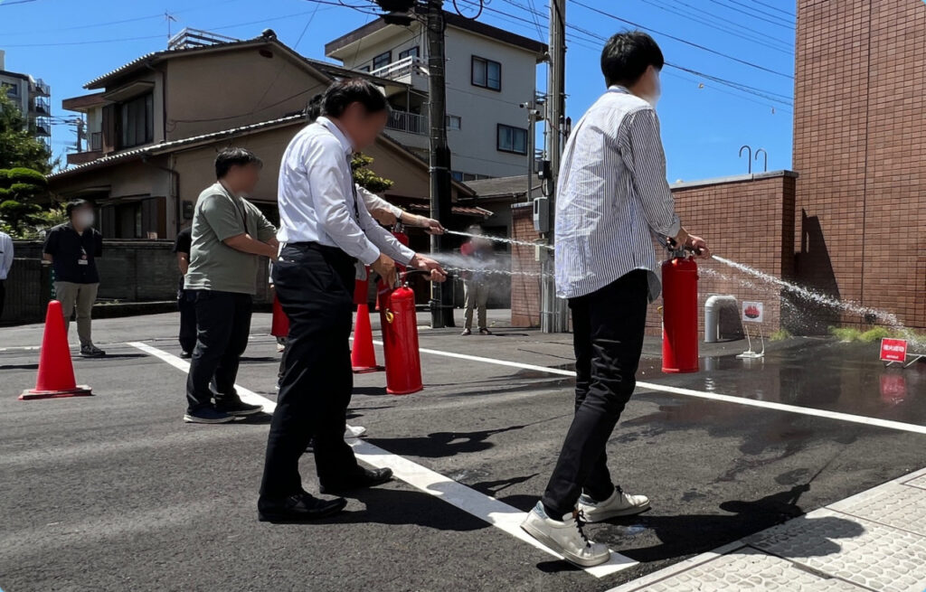 「水消火器」を用いた消火訓練の様子